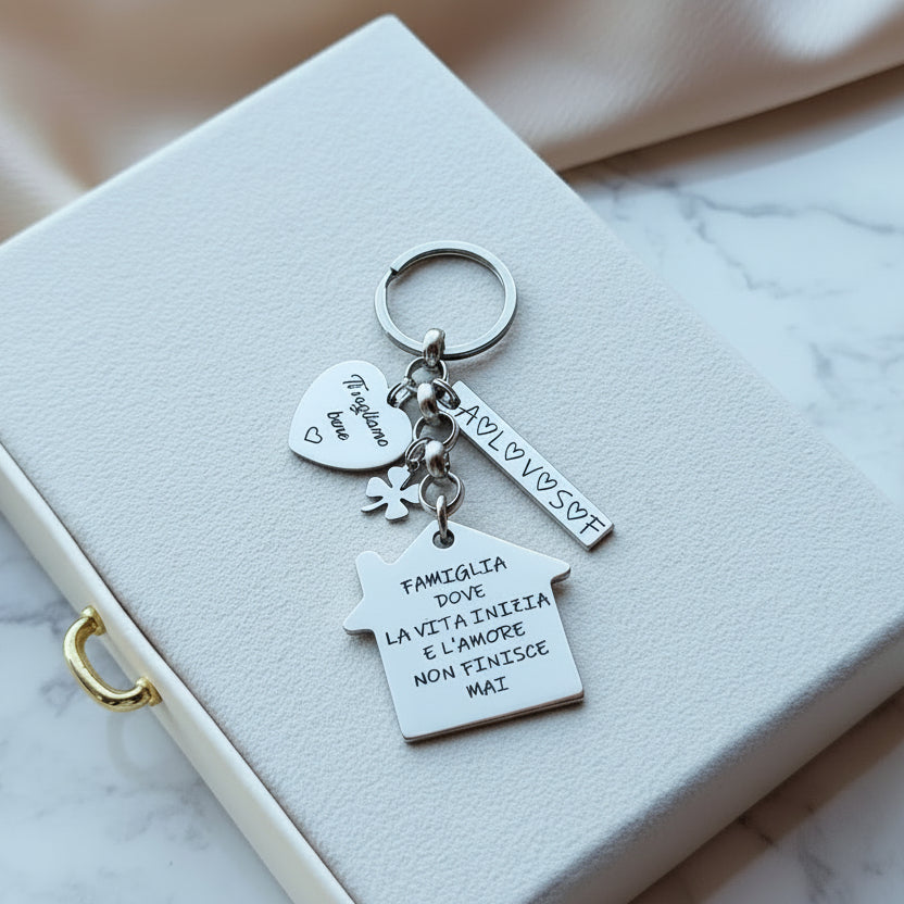Portachiavi casetta 3 incisioni + charm PERSONALIZZABILE a partire da €23,90