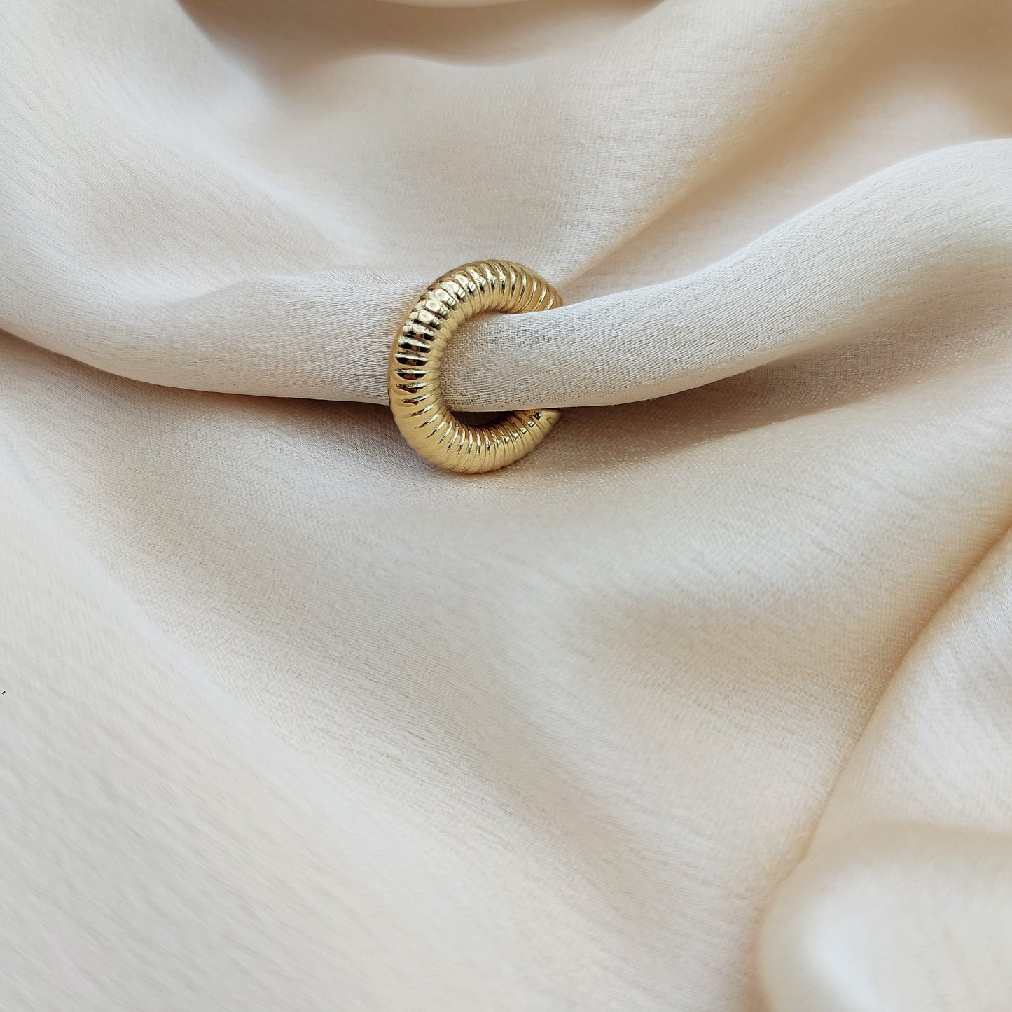 Earcuff tubolare lavorato gold