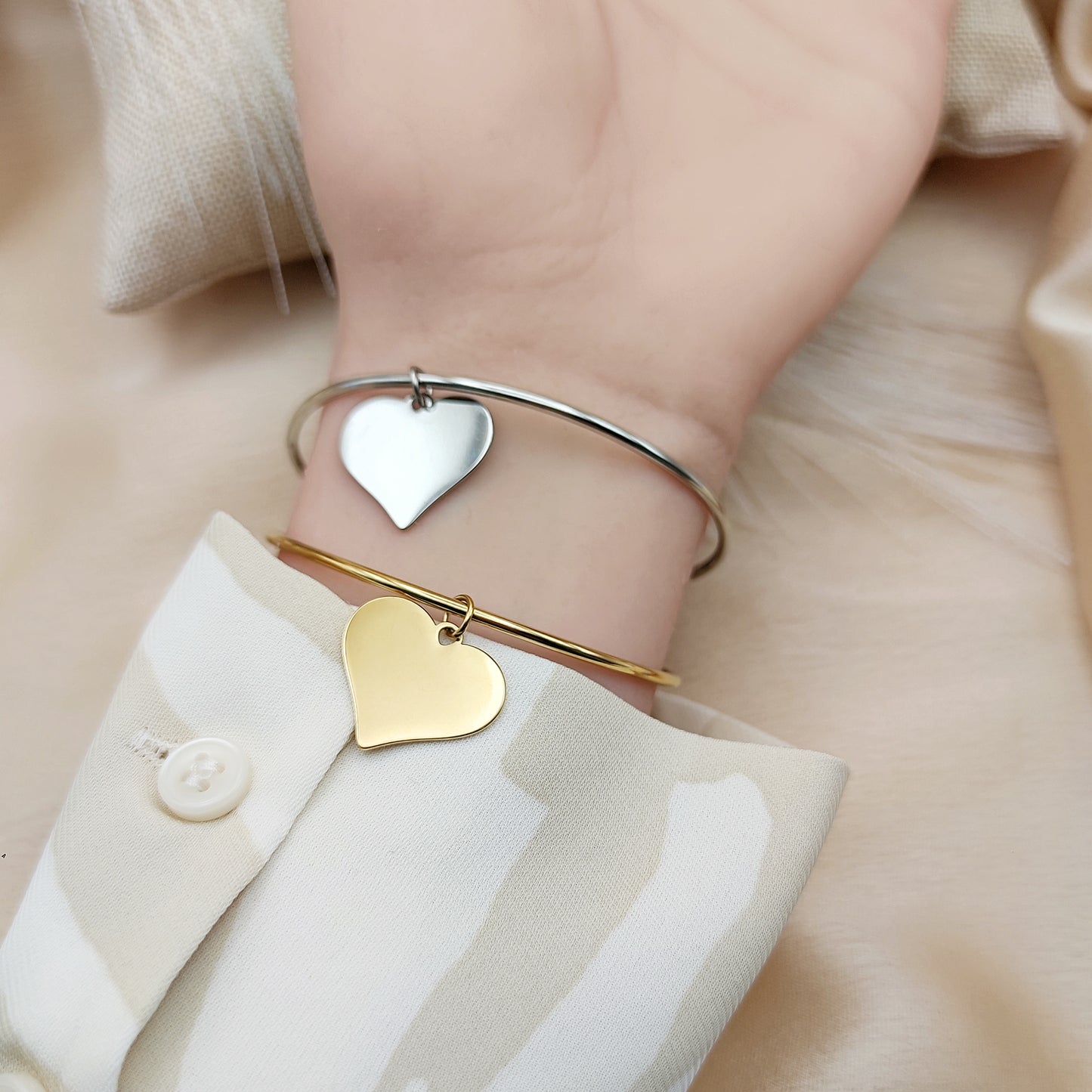 Bracciale rigido cuore placchetta gold