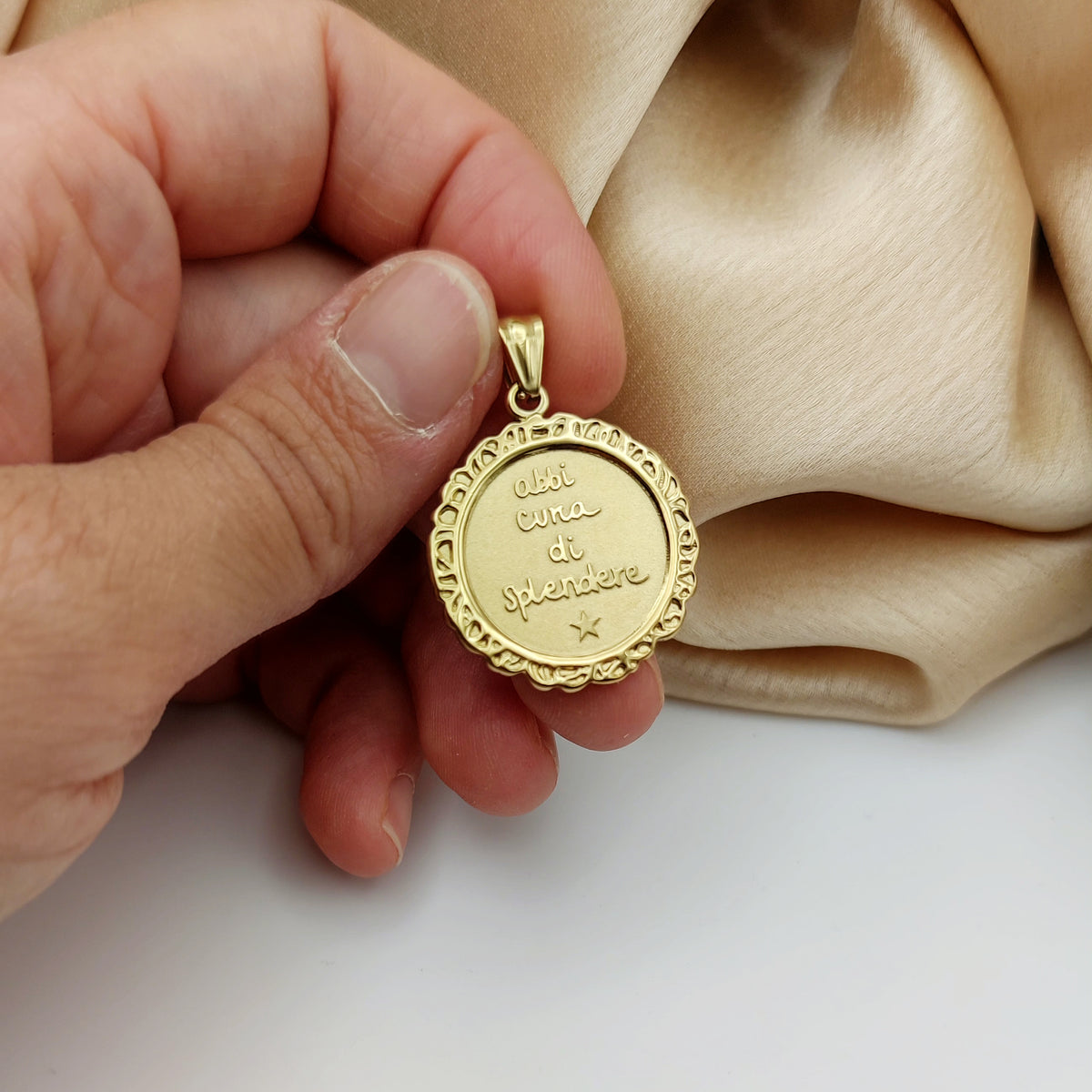 Ciondolo tondo intarsiato abbi cura di splendere gold