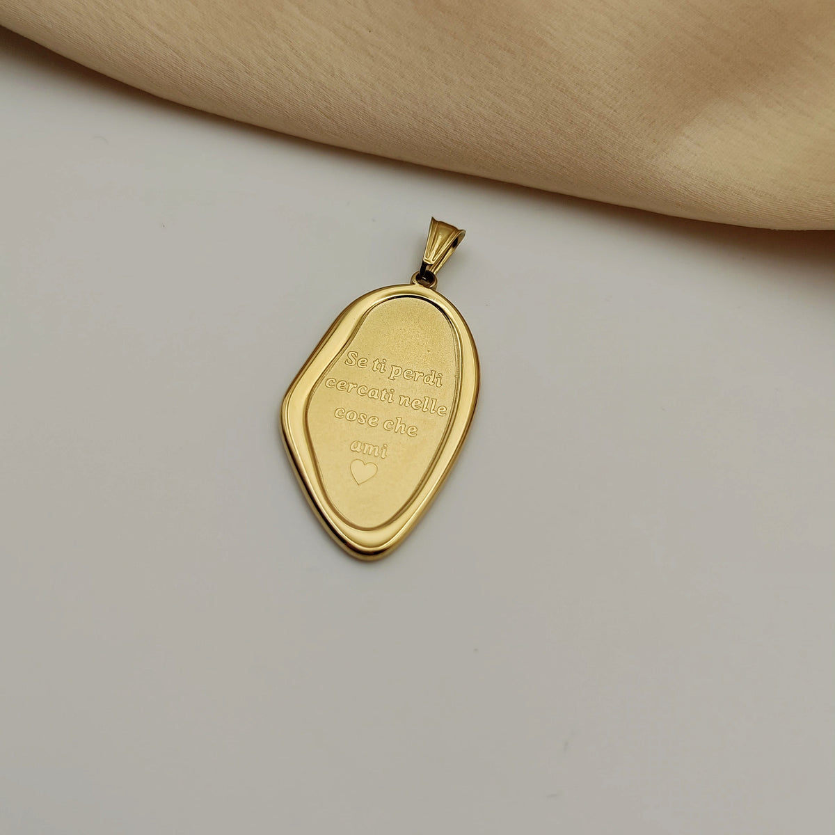 Ciondolo cornice Se ti perdi cercati nelle cose che ami gold