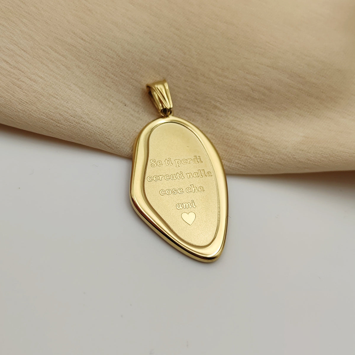 Ciondolo cornice Se ti perdi cercati nelle cose che ami gold