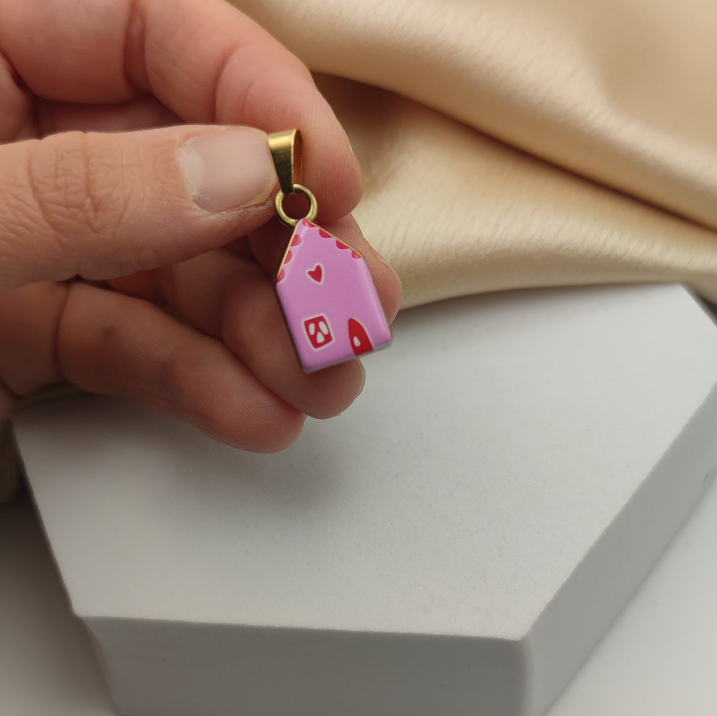 Ciondolo casetta rosa smaltata