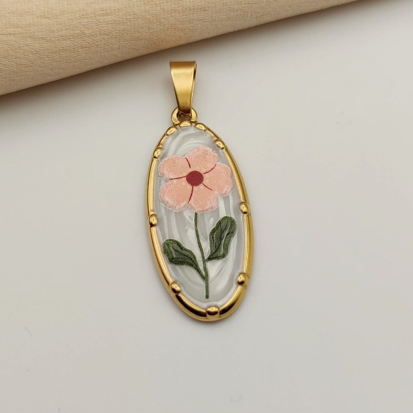 Ciondolo ovale  fiore rosa cipria