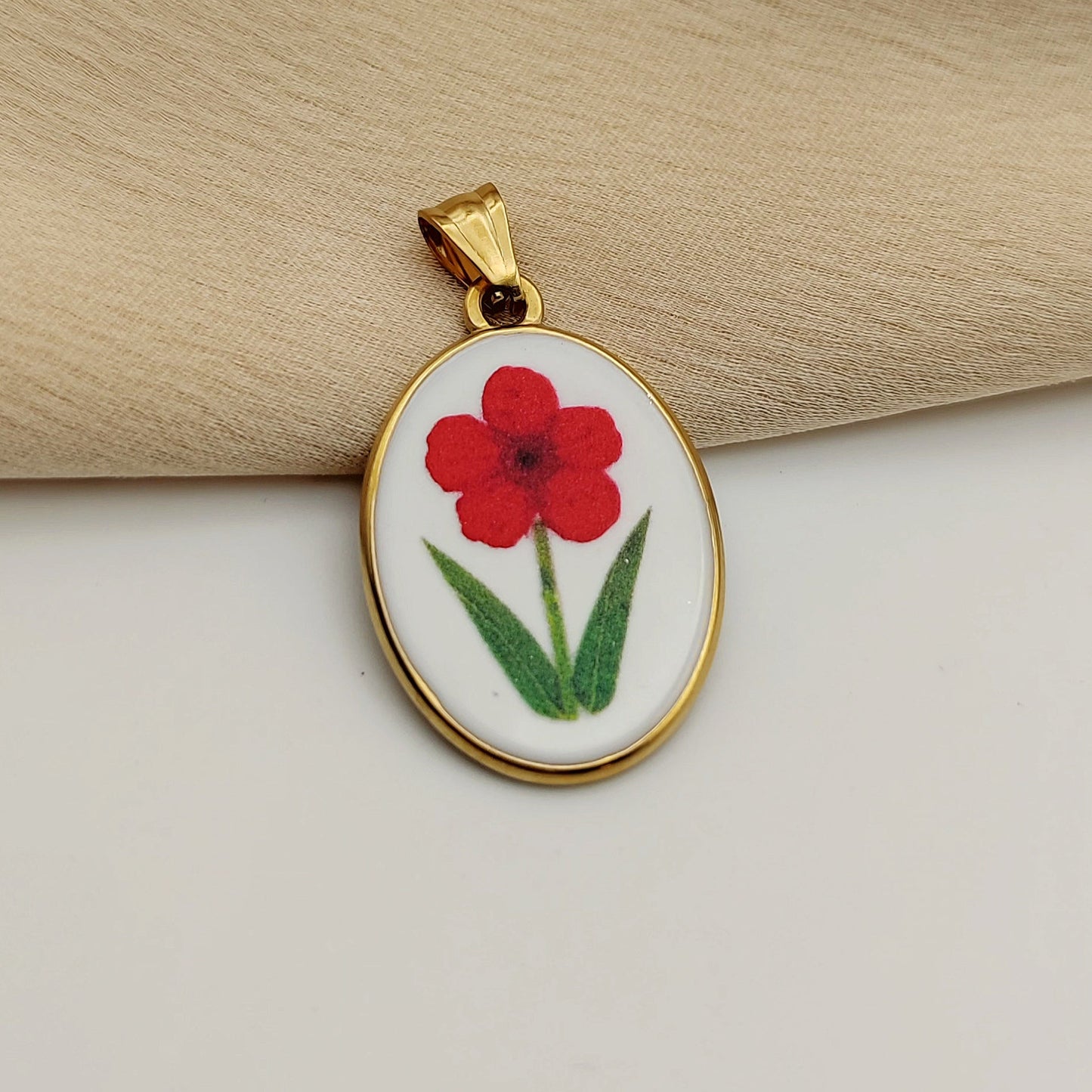 Ciondolo ovale fiore rosso