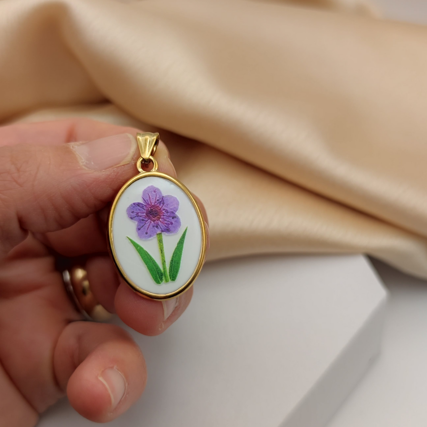Ciondolo ovale fiore viole