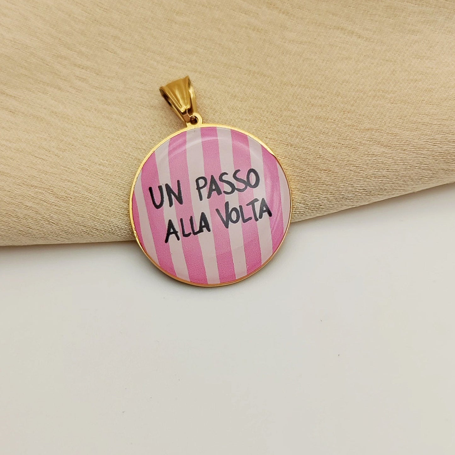 Ciondolo rosa  un passo alla volta