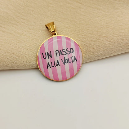 Ciondolo rosa  un passo alla volta
