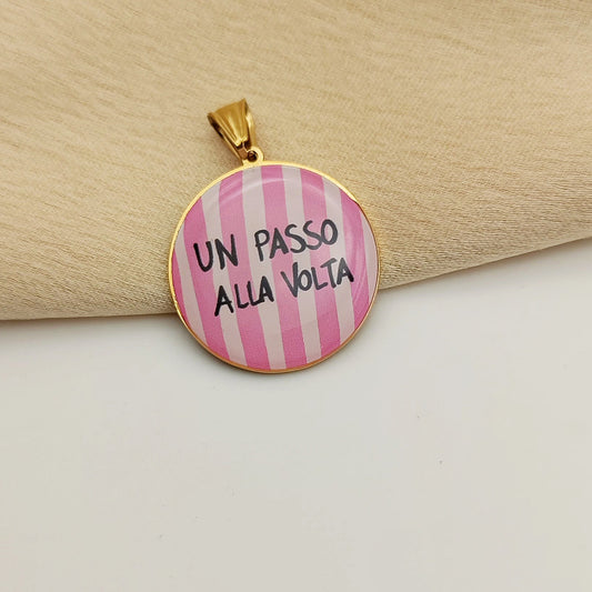 Ciondolo rosa  un passo alla volta