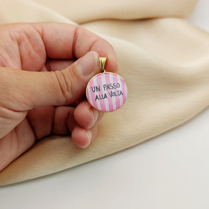 Ciondolo rosa  un passo alla volta