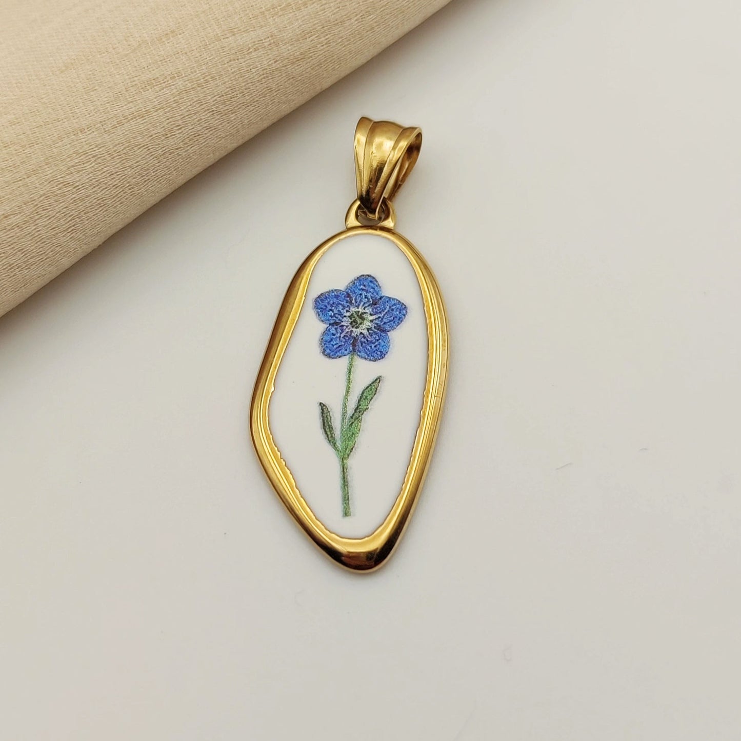 Ciondolo fiore azzurro irregualr